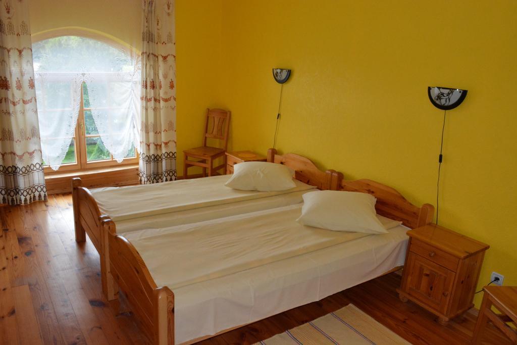 Hotel Viesu Nams Pupoli à Dundaga Chambre photo