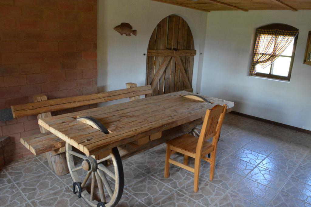 Hotel Viesu Nams Pupoli à Dundaga Extérieur photo